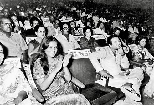 Reflecting on her profound love for cinema, Zeenat Aman recently shared a nostalgic throwback picture of her at a Calcutta theatre in the late 70s. The image shows Zeenat seated next to an empty seat reserved for Suchitra Sen, with Uttam Kumar seated beside it.

#zeenataman