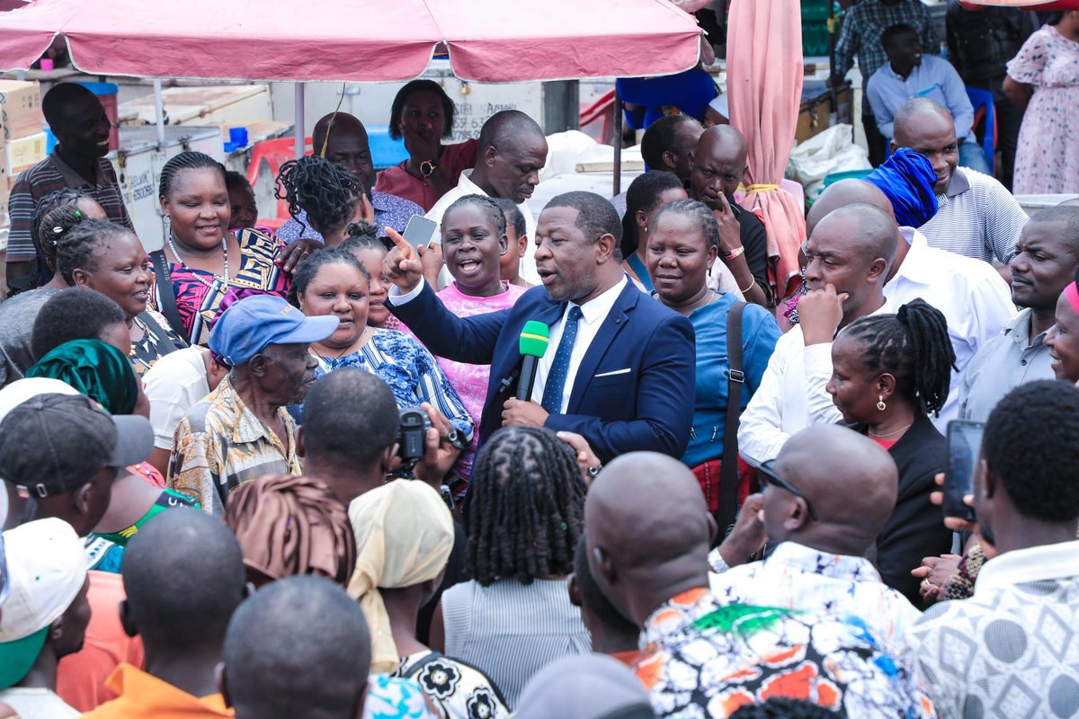 UvuviNa's tweet photo. Waziri wa Mifugo na Uvuvi, Mhe. Abdallah Ulega akiongea na Wakina mama  Wafanyabiashara wa samaki wa Kamanga Feri jijini Mwanza leo Januari 29, 2024 kuhusu ujio wa Mhe. Rais Dkt. Samia Suluhu Hassan atakayefika kesho kwa ajili ya kugawa Boti na Vizimba kwa Wavuvi wa Ziwa Victoria https://t.co/aLweY3dN3S