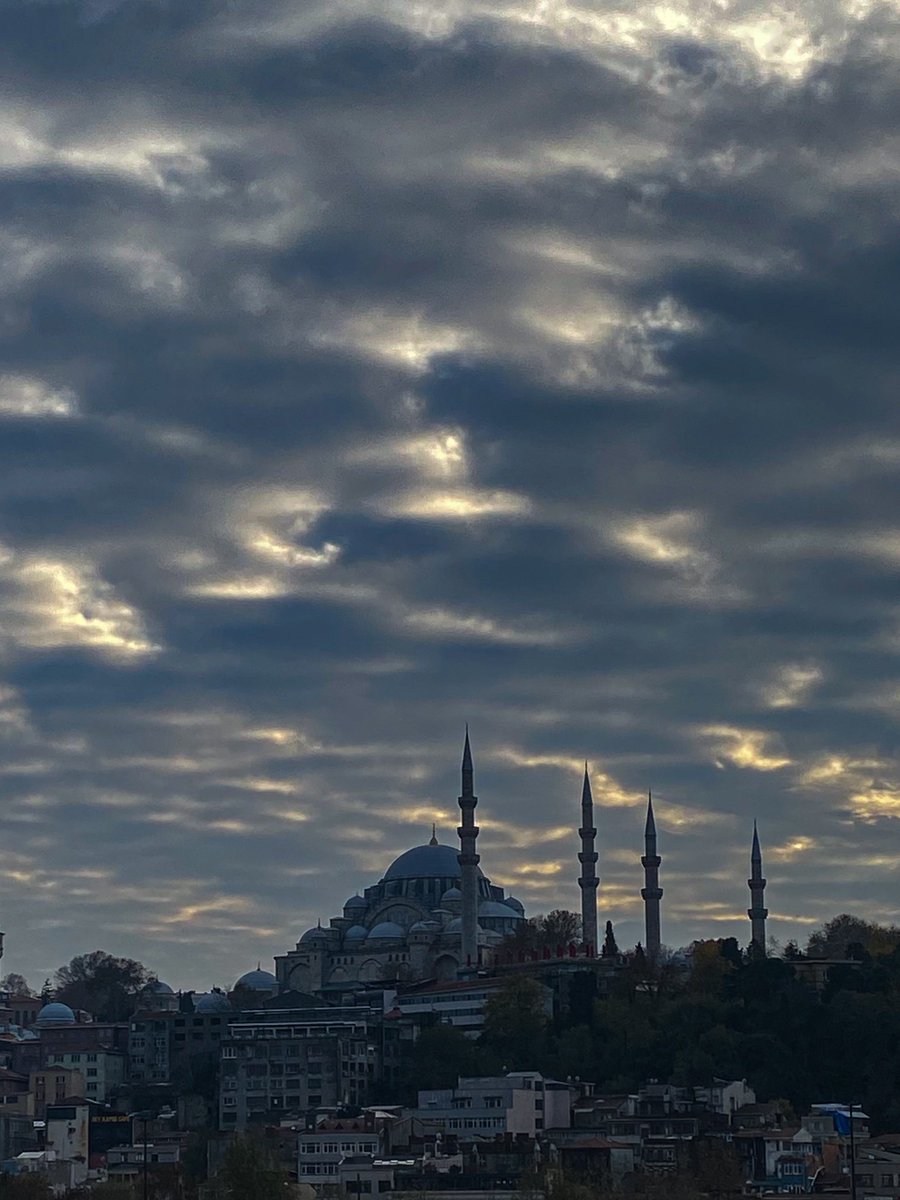 munhibhasan's tweet photo. Clouds in Istanbul 💯☁️
Follow for follow!!
#clouds #Istanbul #istanbulview #sunsetphotography #photograph #photography #photooftheday #view https://t.co/UsqubbnklI