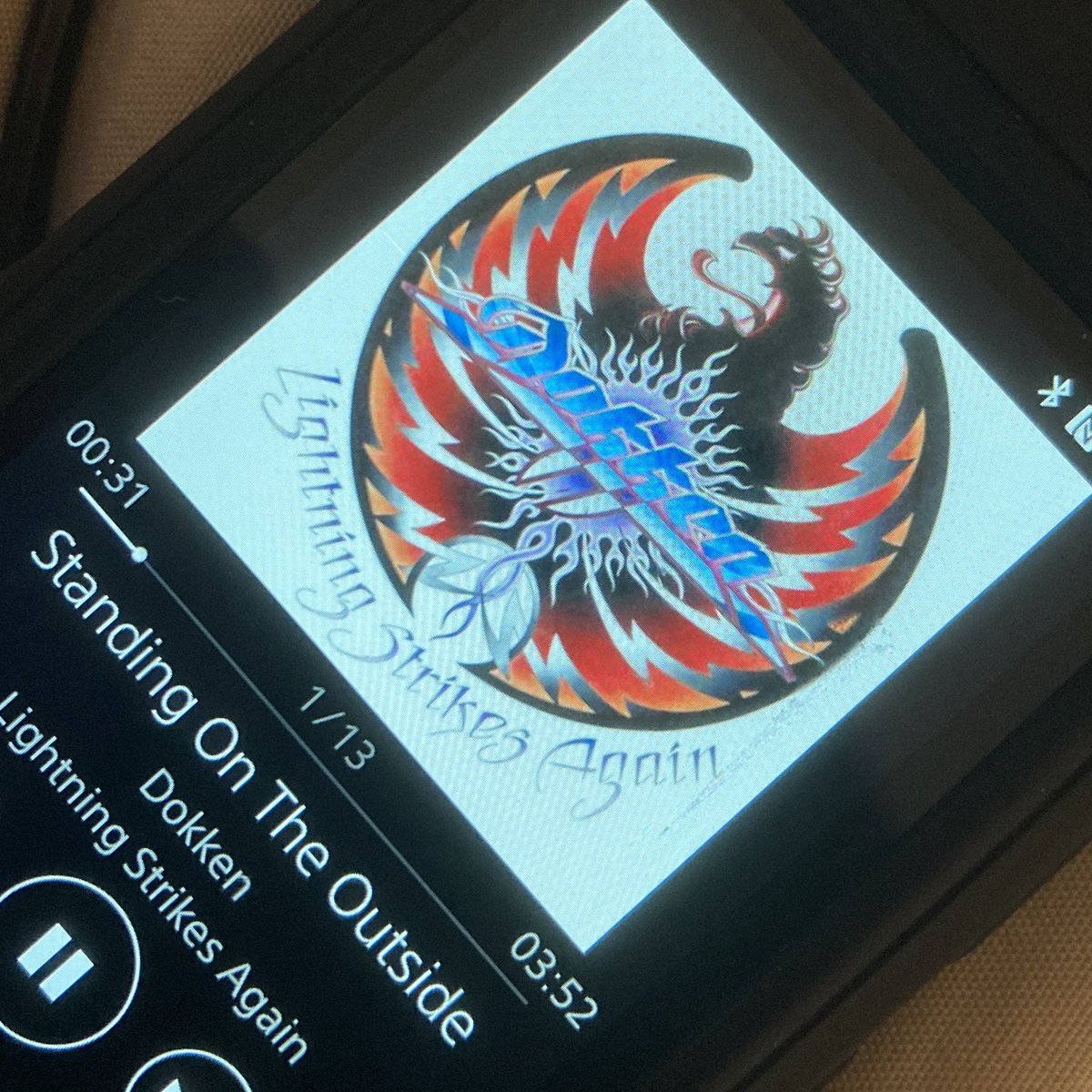 Metal92185707's tweet photo. ここまで きたら
今宵も
#Dokken
#JonLevin
ギター🎸John NorumからJon Levinになって2作目⚡️
以後彼がギターの冴え渡る👍
2008年
『Lightning Strikes Again』✨
George Lynchのカミソリギターを彷彿させるJon Levinのギターソにビックリ😆⚡️🎸 https://t.co/OhO7yZkRpL