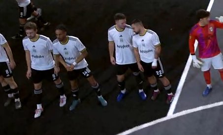terrenovelada's tweet photo. 🎙️#KingsLeague | ÚLTIMA HORA 🔴

📌 Jandro Megía, de Pio FC, saltó al campo con unas botas, pero las cambió por lo que parecen unas con tacos de aluminio

📌 En el reglamento oficial de la Kings League NO se especifica la prohibición de este uso de botas https://t.co/2JkSAHxzn4