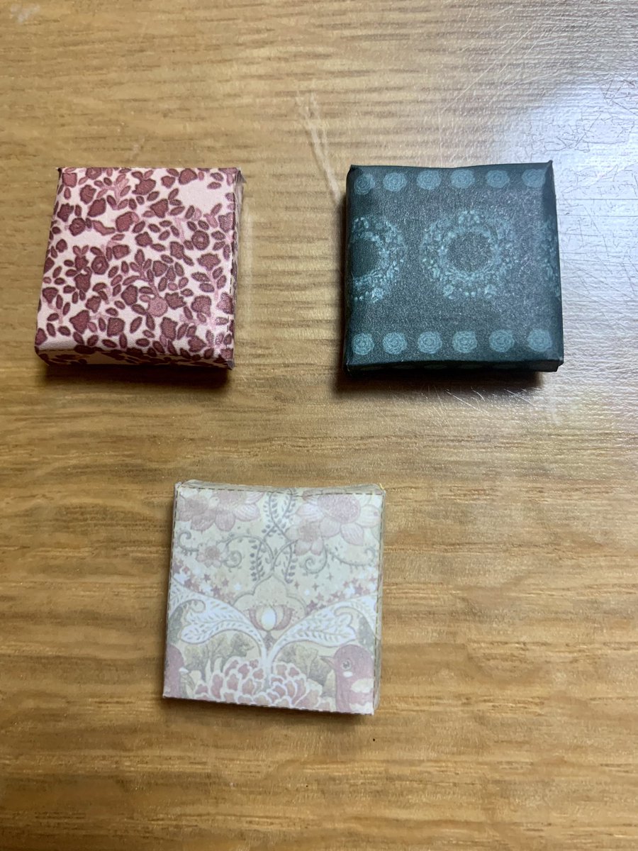 Yrainbowfactory's tweet photo. ドールハウス本屋 制作過程 1️⃣6️⃣📕
ボックスタイプの本とぺーバーボックスの1部を接着し、キャビネットに仮置きしてみた( ¨̮ )
キャビネットに置くと頑張って切ったのが報われる感じがする👏( 'ω'  )
#つくるんです
#SAMSSTUDY
#ミニチュア
#dollhouse https://t.co/40PKR1Yb9B
