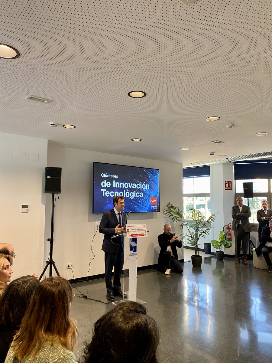 _CEIM_'s tweet photo. 📍 El director de la #OTPE de @_CEIM_ Jaime Velasco ha asistido a la reunión del Clúster de Inteligencia Artificial de la @ComunidadMadrid.
🎯Impulsar los proyectos de #IA, Blockchain, Internet de las Cosas y Transformación Digital y analizar los objetivos y las actividades para 2024.