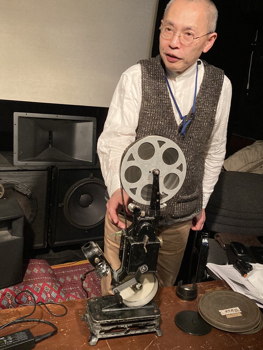 co2_eiga's tweet photo. パテ・ベビー　Pathé-Baby  9.5ミリフィルムを映写いただきました。貴重な機会でした✨また、映画前史の講義、いろいろと考えさせられるお話でした。映画って大きく映す、投影することが本質としてある。映画館で観るということを大切にしていきたいです🐗 https://t.co/wCgvUgTMsA
