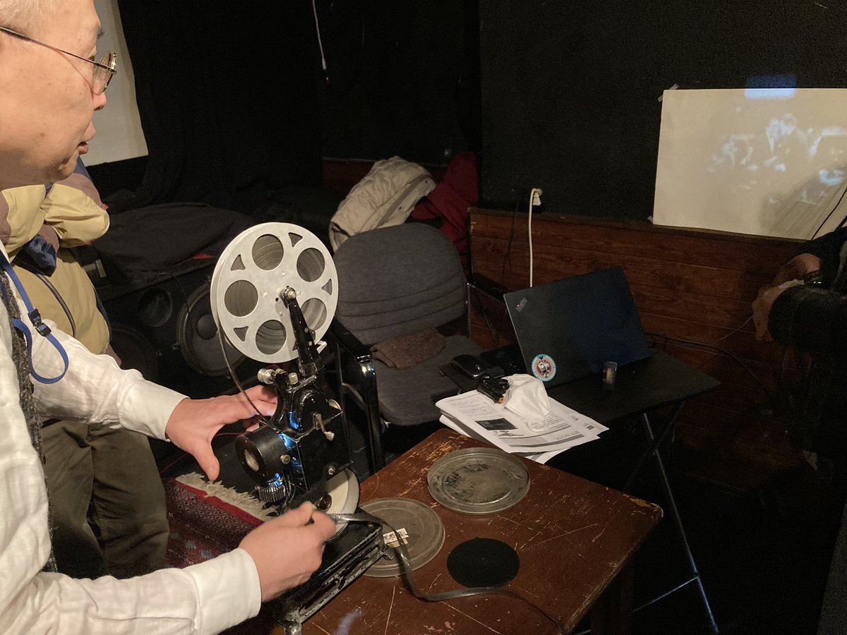 co2_eiga's tweet photo. パテ・ベビー　Pathé-Baby  9.5ミリフィルムを映写いただきました。貴重な機会でした✨また、映画前史の講義、いろいろと考えさせられるお話でした。映画って大きく映す、投影することが本質としてある。映画館で観るということを大切にしていきたいです🐗 https://t.co/wCgvUgTMsA