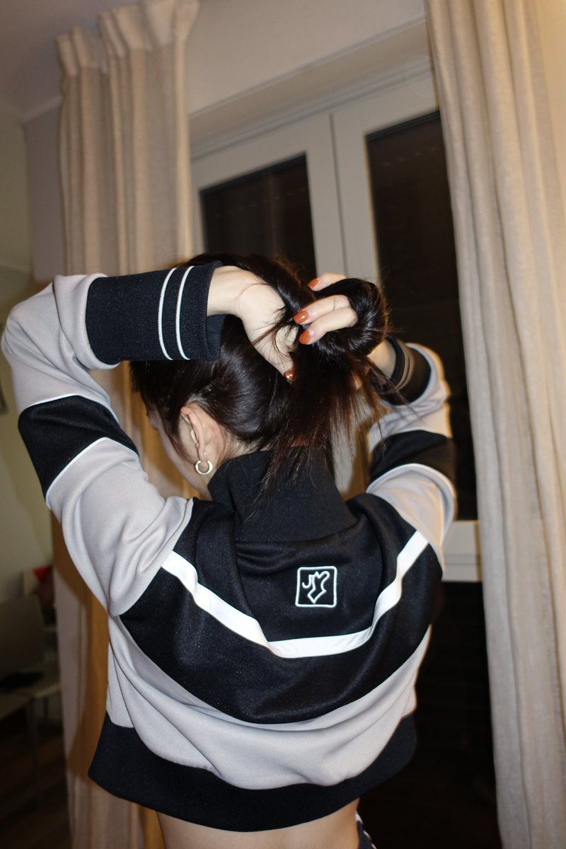 aya961109's tweet photo. リバイバル品番いくつか紹介していきます🖤
2/1発売。

毎度大好評なjerseyはstandard/croppedどちらもおすすめ。かための素材でかっちり感がラフすぎなくて◎レイヤードしやすいので冬も使いやすい。杢グレーなのもポイント高め。うちのチーム内での着用率高めです。
（リバイバルカラーは2.3枚目） https://t.co/F2SRaj5UAq