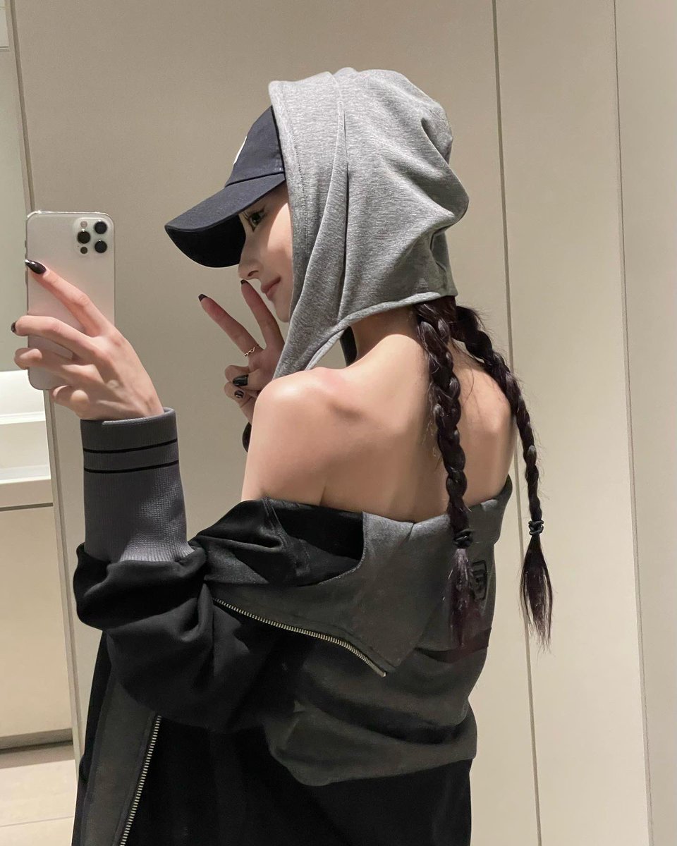 aya961109's tweet photo. リバイバル品番いくつか紹介していきます🖤
2/1発売。

毎度大好評なjerseyはstandard/croppedどちらもおすすめ。かための素材でかっちり感がラフすぎなくて◎レイヤードしやすいので冬も使いやすい。杢グレーなのもポイント高め。うちのチーム内での着用率高めです。
（リバイバルカラーは2.3枚目） https://t.co/F2SRaj5UAq