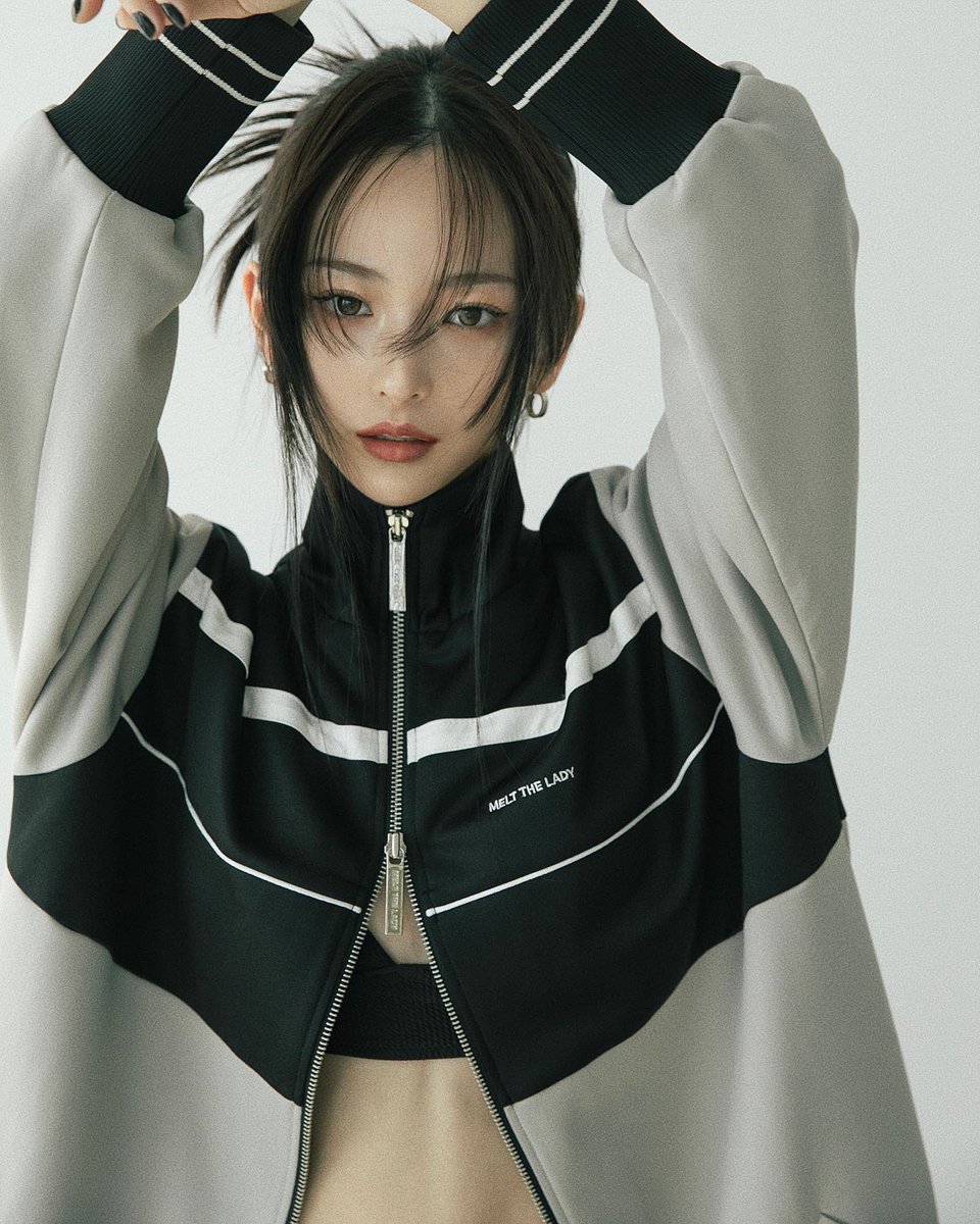 aya961109's tweet photo. リバイバル品番いくつか紹介していきます🖤
2/1発売。

毎度大好評なjerseyはstandard/croppedどちらもおすすめ。かための素材でかっちり感がラフすぎなくて◎レイヤードしやすいので冬も使いやすい。杢グレーなのもポイント高め。うちのチーム内での着用率高めです。
（リバイバルカラーは2.3枚目） https://t.co/F2SRaj5UAq
