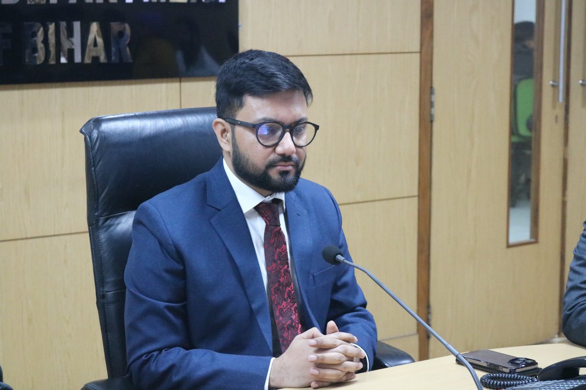 brlps_jeevika's tweet photo. Bidding adieu with ingenuity!
Mr. @Rahulkumar_IAS, culminating his tenure as CEO @brlps_jeevika, inaugurates the CEO dashboard to meticulously oversee the organization's interventions through a sophisticated application. A visionary departure for sustained impact! https://t.co/fzkoQRJs0U