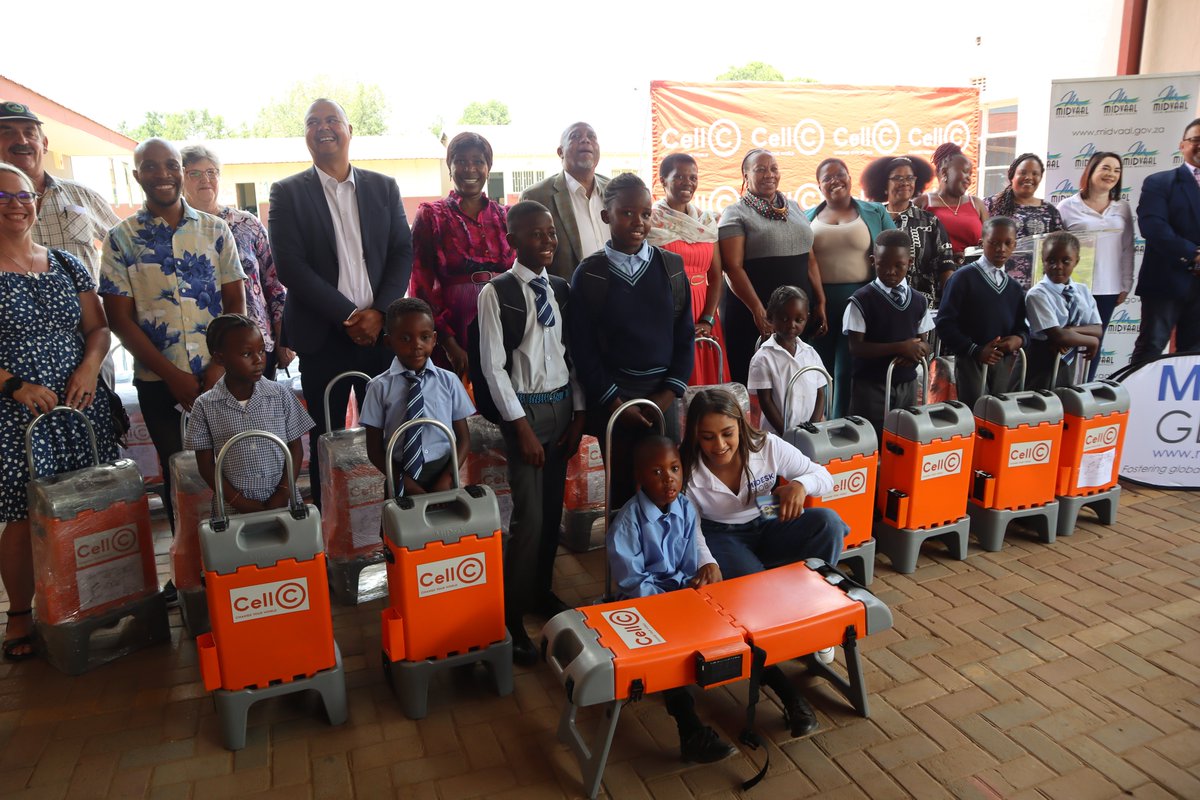 PeterTeixeiraEM's tweet photo. Cell C, alongside Gauteng's @SedibengDM and @MidvaalLM, is proud to uphold its dedication to education by gifting 100 MiDesks to Ratasetjaba Primary School in Chrissiesfontein as part of our Back-to-School initiative. 📚✨

The MiDesk, an innovative mobile schoolbag, not only functions as a convenient desk but also converts into a chair, complete with a solar light and USB charging port. 🎒🌞