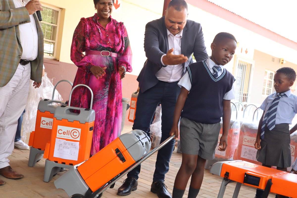 PeterTeixeiraEM's tweet photo. Cell C, alongside Gauteng's @SedibengDM and @MidvaalLM, is proud to uphold its dedication to education by gifting 100 MiDesks to Ratasetjaba Primary School in Chrissiesfontein as part of our Back-to-School initiative. 📚✨

The MiDesk, an innovative mobile schoolbag, not only functions as a convenient desk but also converts into a chair, complete with a solar light and USB charging port. 🎒🌞