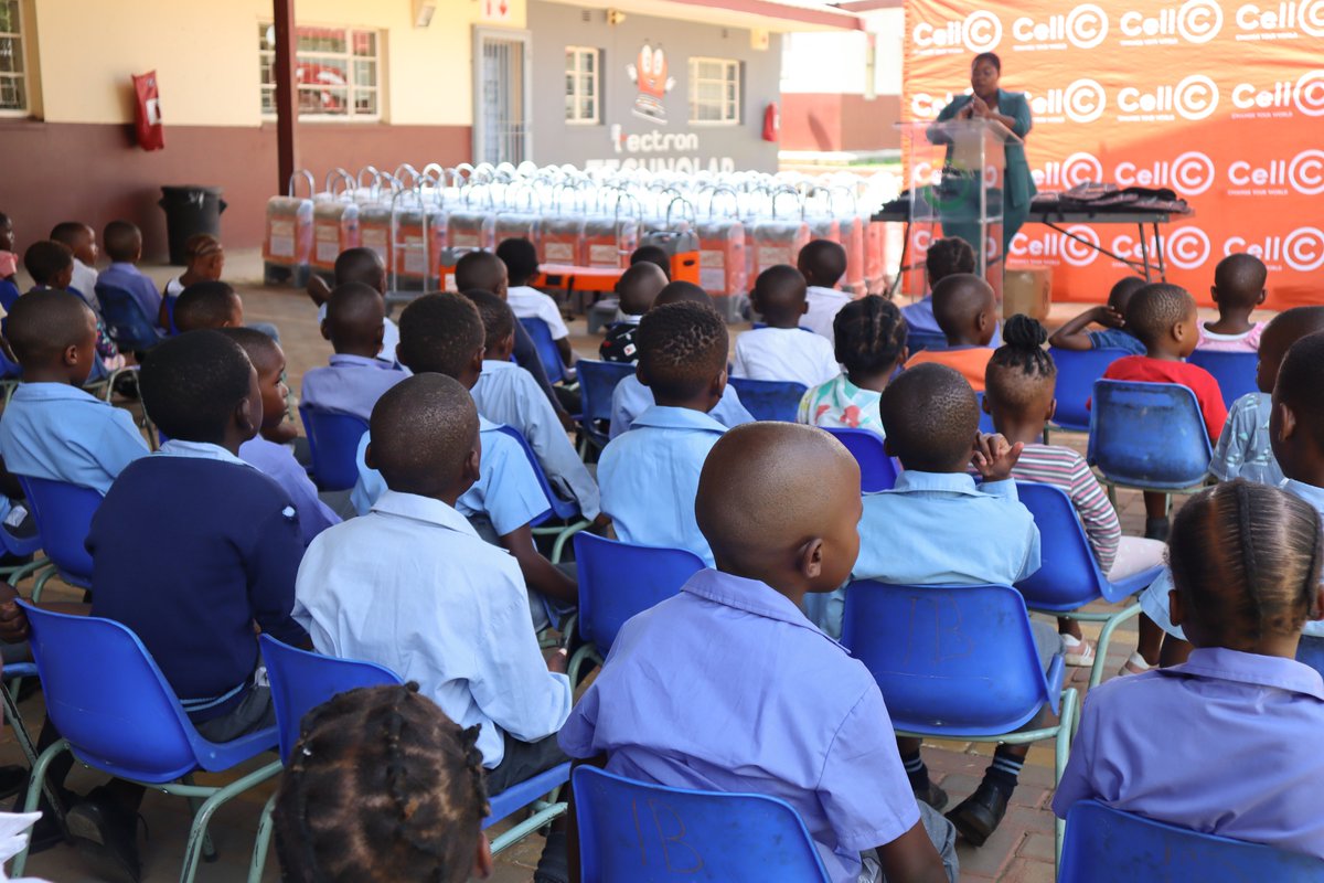 PeterTeixeiraEM's tweet photo. Cell C, alongside Gauteng's @SedibengDM and @MidvaalLM, is proud to uphold its dedication to education by gifting 100 MiDesks to Ratasetjaba Primary School in Chrissiesfontein as part of our Back-to-School initiative. 📚✨

The MiDesk, an innovative mobile schoolbag, not only functions as a convenient desk but also converts into a chair, complete with a solar light and USB charging port. 🎒🌞