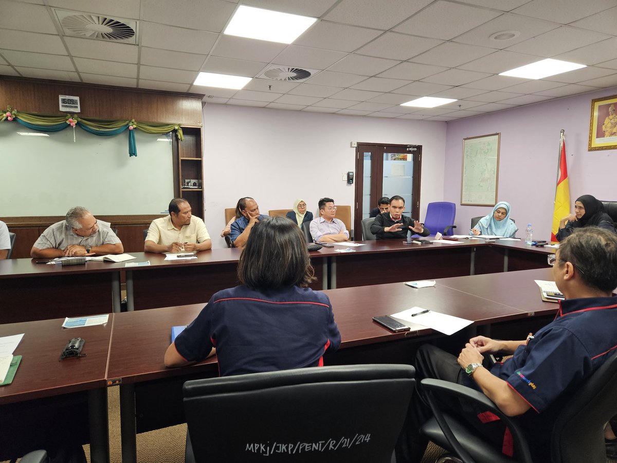 Ciapan ini sebenarnya telah menyebabkan ketegangan di kalangan penduduk dalam kawasan Parlimen Bangi. Ia berasaskan fakta yang SALAH.

Petang tadi, suatu perjumpaan telah dibuat di antara pihak MPKj, Gabungan Persatuan Penduduk Alam Sari, wakil-wakil dari pejabat MP dan ADUN,