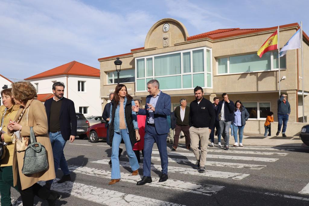 PrietoVisoN's tweet photo. Esta mañá acompaños ao vicepresidente primeiro @DiegoCalvoPouso a #Dozon para comprobar as melloras de eficiencia enerxética feitas no seu centro de saúde a través do Fondo de Cooperación Local.
Axudas aos pequenos concellos para mellorar a vida e os servizos no rural galego. https://t.co/avtATL1LUg