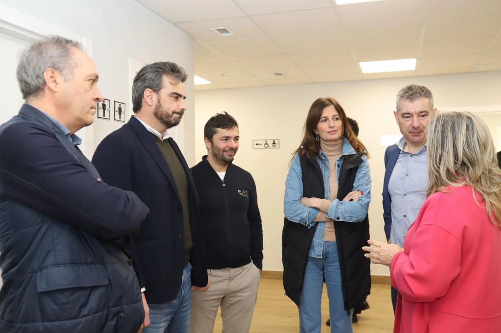 PrietoVisoN's tweet photo. Esta mañá acompaños ao vicepresidente primeiro @DiegoCalvoPouso a #Dozon para comprobar as melloras de eficiencia enerxética feitas no seu centro de saúde a través do Fondo de Cooperación Local.
Axudas aos pequenos concellos para mellorar a vida e os servizos no rural galego. https://t.co/avtATL1LUg