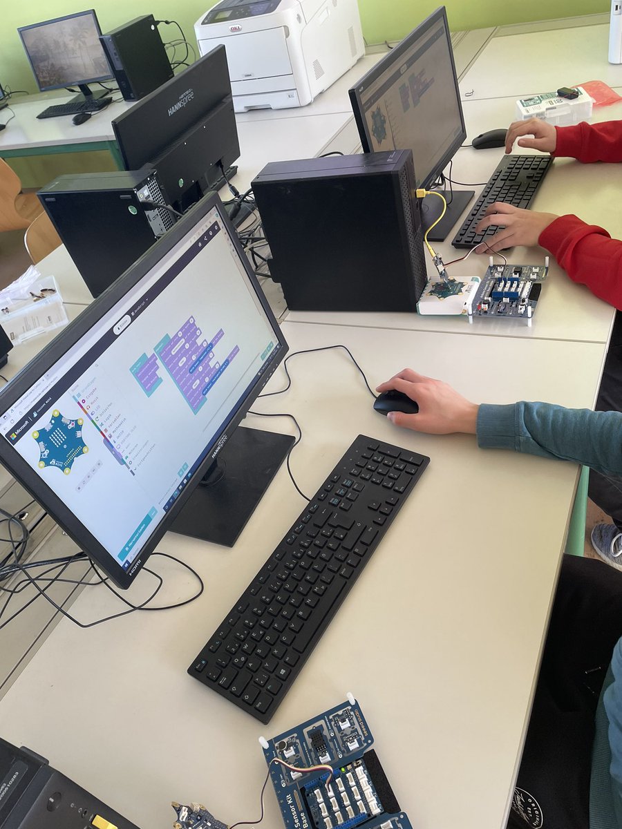 r_schulz_maker's tweet image. 🧱#Programming mit @MSMakeCode und @CalliopeMini im #Informatikunterricht. @seeedstudio SensorKit ➡️ DHT20 Sensordaten auf SSD1306 OLED ausgeben und dabei Grundlagenwissen Pixelgrafiken (x | y) 👀 auffrischen. Den SuS macht es sichtlich Spaß 🤩. #STEM #MINT #Robotics #MVedu