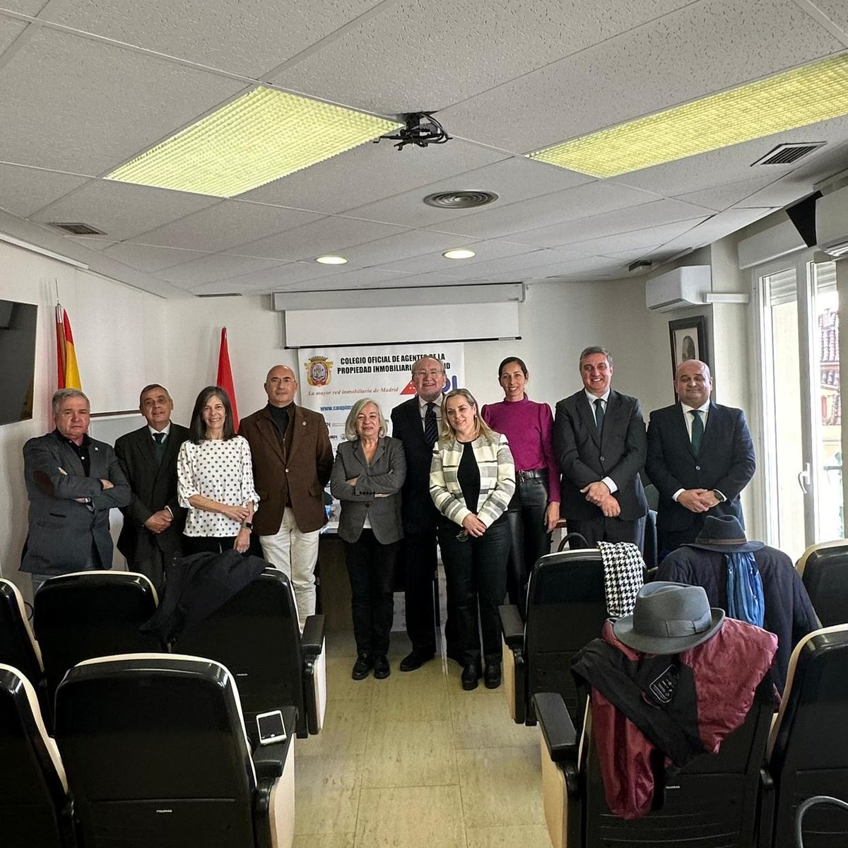 Nuestro presidente participó en la reunión presencial de la Mesa de la Confederación Nacional de Agentes y Empresas Inmobiliarias (CNAEI), con la asistencia de todas sus federaciones (CGCOAPIS, FADEI, FASAPI, FAI y FNAPI).Seguimos luchando por el sector inmobiliario andaluz.