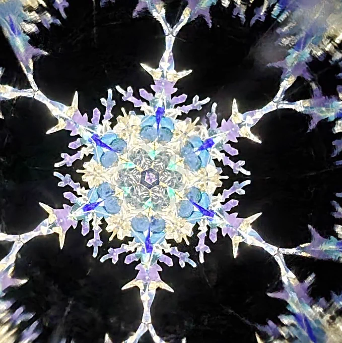 雪結晶の万華鏡定期的に万華鏡作りたい。今度はもっとオブジェクトに気を遣いたい。次がいつなのかわかんないけど天然石やガラスがキレイ～ 