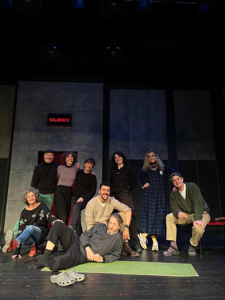 bitoprod's tweet photo. Ahir aquest equip es va acomiadar del @teatre_goya ⚔️🧡. Moltes gràcies a tots els que heu vingut a veure #Conqueridors. I sobretot, enhorabona a l'equip per la feina feta!
Ens acomiadem temporalment de tots els personatges. El rodatge continua. 🎬 https://t.co/zzHI1LrB3T