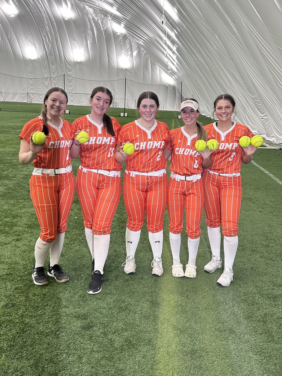 That’s a wrap on the winter season for this crew and the last indoor tourney for all of our 2024s. They had a good winter where the bats really came alive. They hit 7 HR this weekend and inches from adding 2-3 more. Congrats ladies!! Go Gators!🐊