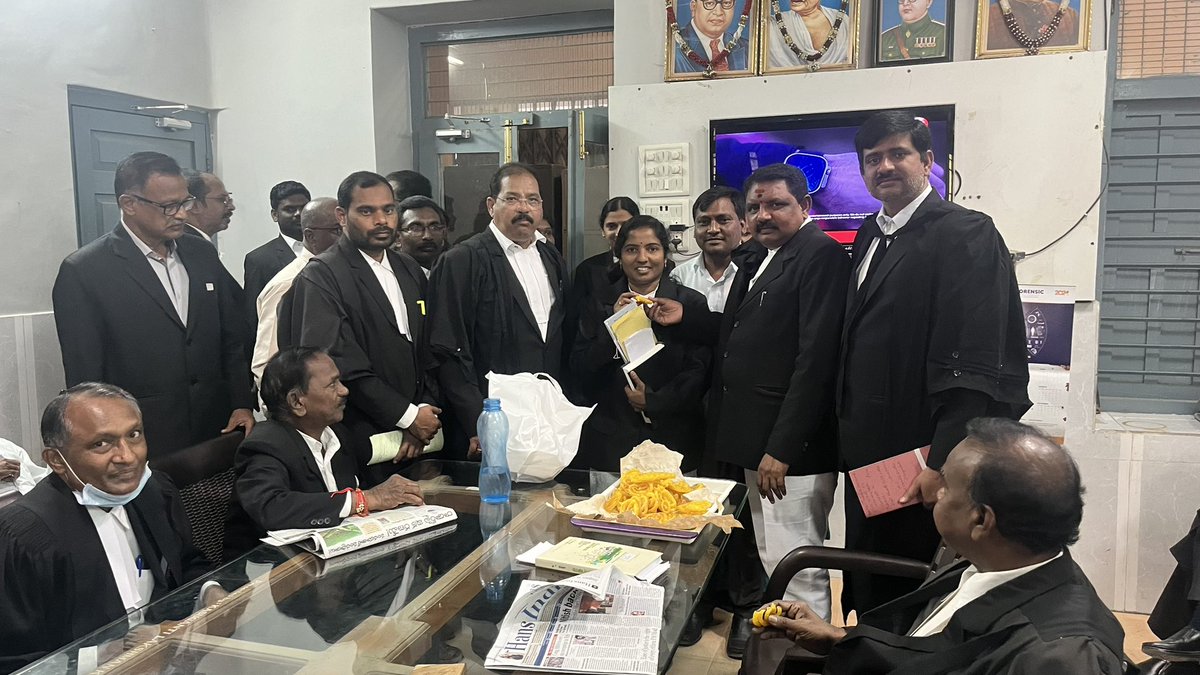RamaNishani's tweet photo. ఈ రోజు శ్రీమతి సుమలత గారు కరీంనగర్ బార్ అసోసియేషన్ లో సభ్యత్వం తీసుకున్న సందర్బంగా అసోసియేషన్ అధ్యక్షులు రఘునందన్ రావు గారు, ప్రధాన కార్యదర్శి లింగంపల్లి నాగరాజు గారు అభినందనలు తెలిపారు.  ఈ కార్యక్రమంలో సీనియర్ న్యాయవాది గులాబీల మల్లారెడ్డి గారు తదితరులు ఉన్నారు #Karimnagar_Court https://t.co/ZdRwipHJme