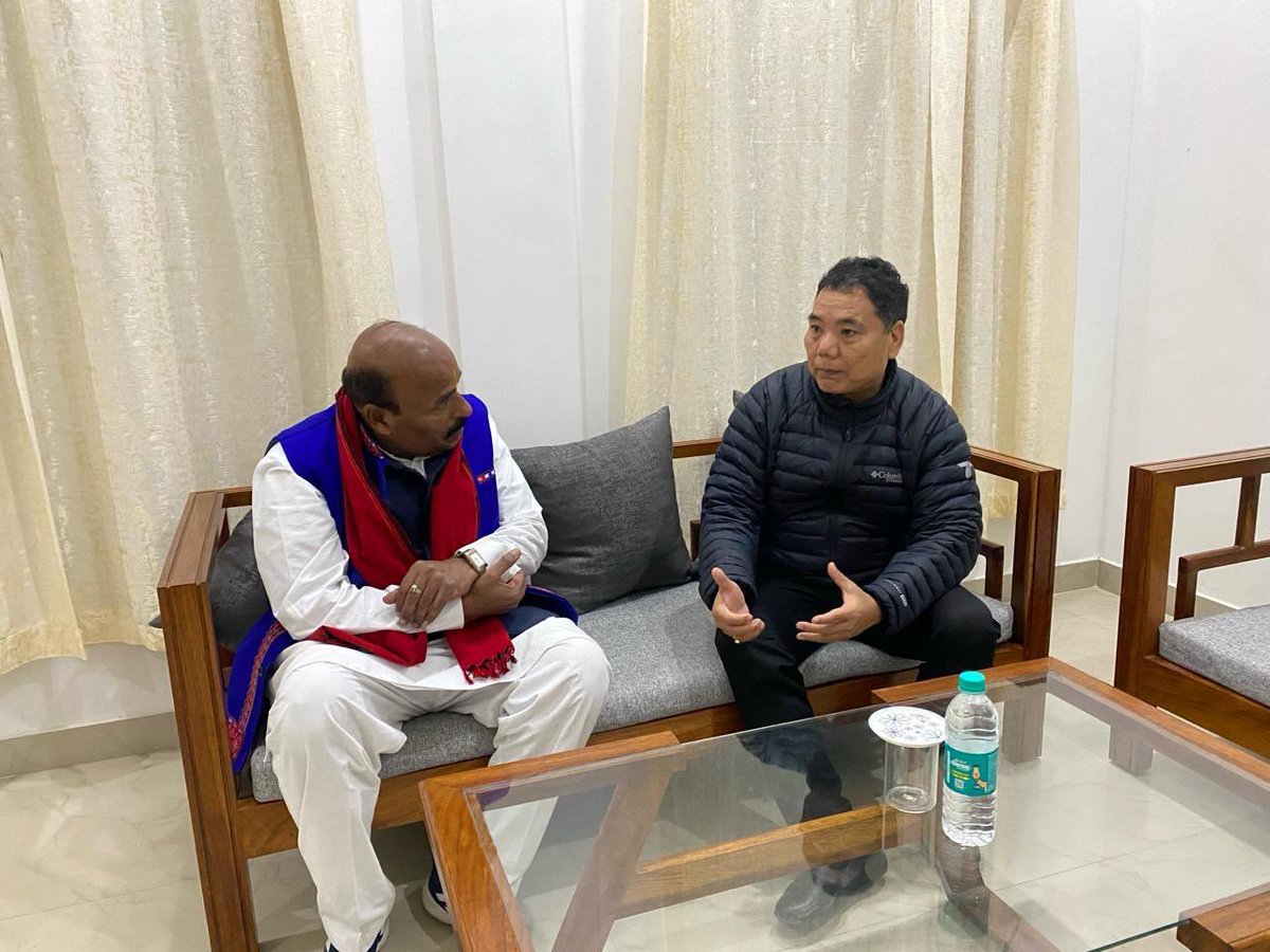Drvirendrakum13's tweet photo. विगत दिवस अरुणाचल प्रदेश के स्वास्थ्य मंत्री श्री @libang_alo जी ने मुझसे भेंट की। स्वास्थ्य मंत्री जी ने राज्य के लोकप्रिय  सांस्कृतिक और स्वदेशी परिधान के प्रतीक भव्य रंगों से युक्त जैकेट पहनाकर मेरा स्वागत किया।मैंने श्री आलो लिबांग जी को यही स्मरण करवाया कि  सांस्कृतिक और लोकरीति से समृद्ध 'एक भारत श्रेष्ठ भारत' का  निश्चित प्रमाण हमारे ये लोकरंग ही हैं।

#EkBharatShreshthaBharat #ArunachalPradesh