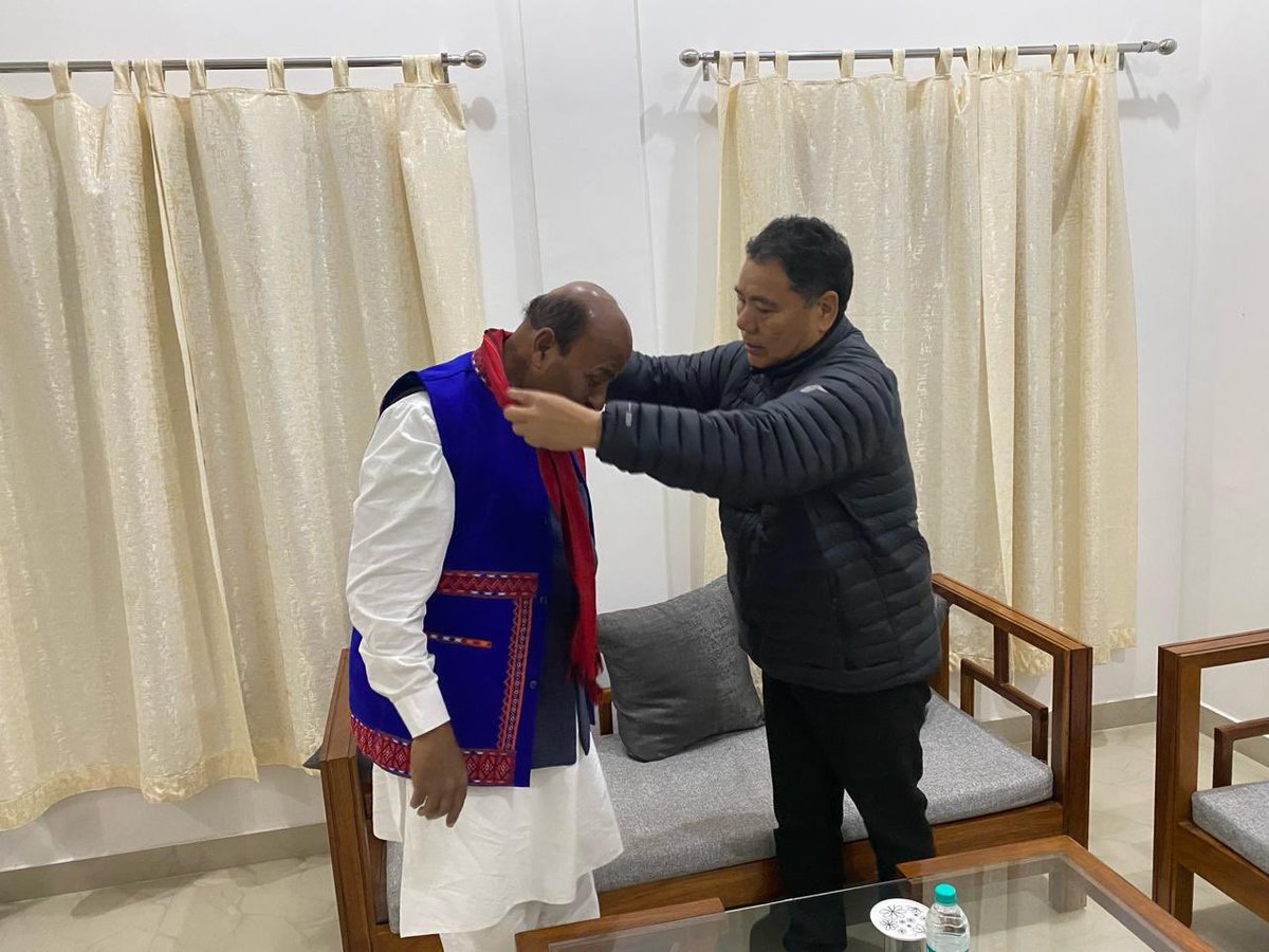 Drvirendrakum13's tweet photo. विगत दिवस अरुणाचल प्रदेश के स्वास्थ्य मंत्री श्री @libang_alo जी ने मुझसे भेंट की। स्वास्थ्य मंत्री जी ने राज्य के लोकप्रिय  सांस्कृतिक और स्वदेशी परिधान के प्रतीक भव्य रंगों से युक्त जैकेट पहनाकर मेरा स्वागत किया।मैंने श्री आलो लिबांग जी को यही स्मरण करवाया कि  सांस्कृतिक और लोकरीति से समृद्ध 'एक भारत श्रेष्ठ भारत' का  निश्चित प्रमाण हमारे ये लोकरंग ही हैं।

#EkBharatShreshthaBharat #ArunachalPradesh