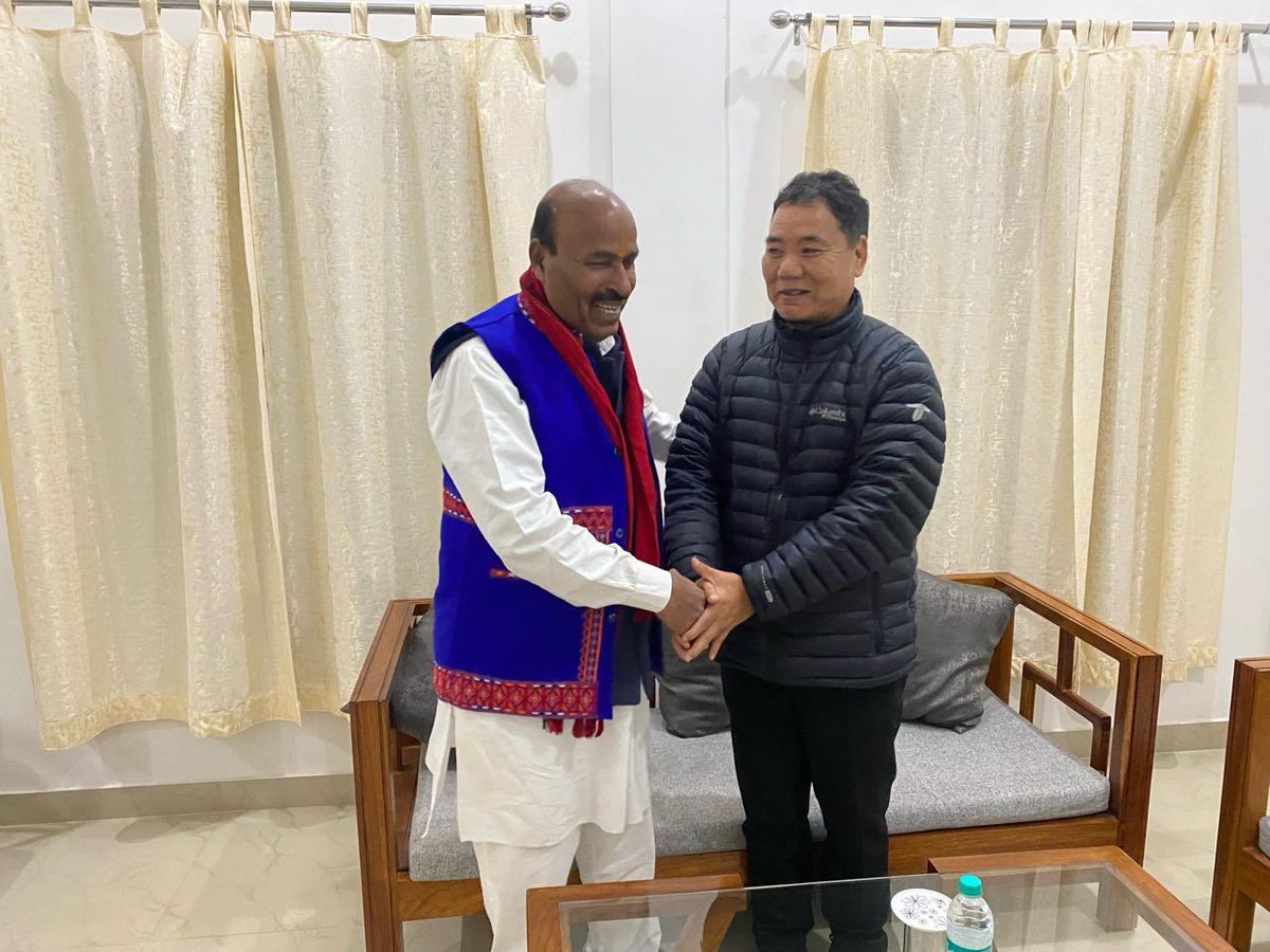 Drvirendrakum13's tweet photo. विगत दिवस अरुणाचल प्रदेश के स्वास्थ्य मंत्री श्री @libang_alo जी ने मुझसे भेंट की। स्वास्थ्य मंत्री जी ने राज्य के लोकप्रिय  सांस्कृतिक और स्वदेशी परिधान के प्रतीक भव्य रंगों से युक्त जैकेट पहनाकर मेरा स्वागत किया।मैंने श्री आलो लिबांग जी को यही स्मरण करवाया कि  सांस्कृतिक और लोकरीति से समृद्ध 'एक भारत श्रेष्ठ भारत' का  निश्चित प्रमाण हमारे ये लोकरंग ही हैं।

#EkBharatShreshthaBharat #ArunachalPradesh