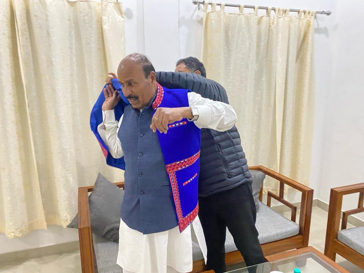 Drvirendrakum13's tweet photo. विगत दिवस अरुणाचल प्रदेश के स्वास्थ्य मंत्री श्री @libang_alo जी ने मुझसे भेंट की। स्वास्थ्य मंत्री जी ने राज्य के लोकप्रिय  सांस्कृतिक और स्वदेशी परिधान के प्रतीक भव्य रंगों से युक्त जैकेट पहनाकर मेरा स्वागत किया।मैंने श्री आलो लिबांग जी को यही स्मरण करवाया कि  सांस्कृतिक और लोकरीति से समृद्ध 'एक भारत श्रेष्ठ भारत' का  निश्चित प्रमाण हमारे ये लोकरंग ही हैं।

#EkBharatShreshthaBharat #ArunachalPradesh