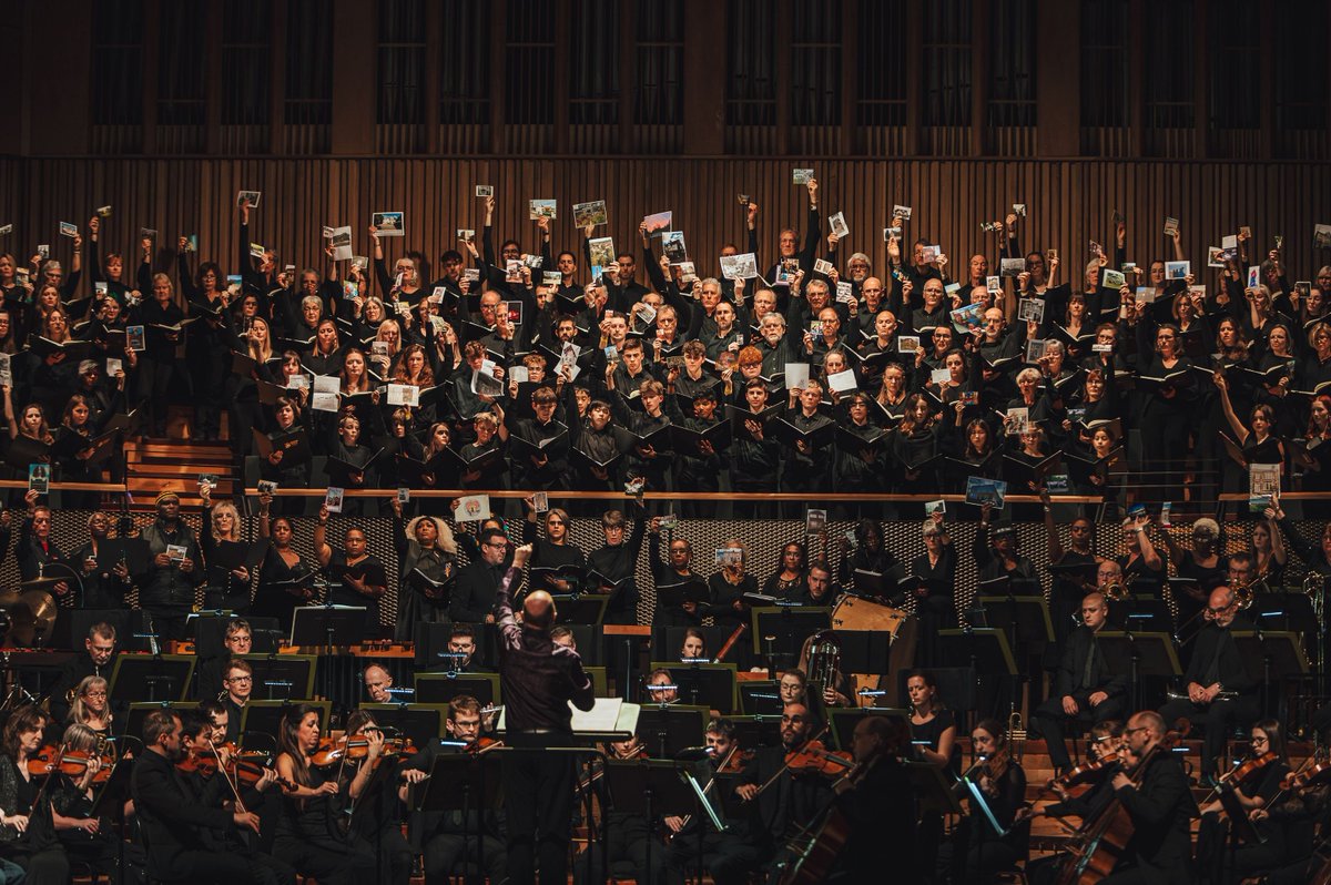 An 8-year project culminated last night: a music drama by @dovecomposer received its world premiere, after being co-commissioned by @BSOrchestra, @Bristol_Beacon and @bristolchoir, and performed with @BrisYouthChoir and @BristolReggae, conducted by @MrDavidOgden🎵 📸@gspad_photo