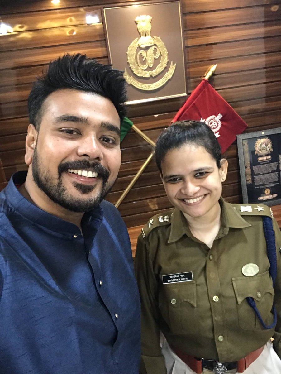 veemtales's tweet photo. पुलिस वालों पर ज़िम्मेदारी का सवाल होता हैं
इन्हें खुद से ज्यादा दूसरों का ख्याल होता हैं।
और आप जैसे ऑफिसर पे हमे गर्व है।
Glad to meet @sagarika_nath maam.Sharing some moments beyond Podcast.Stay tuned to our Youtube Channel.Full Podcast coming soon.
#spbalasore #balasorepolice https://t.co/rODh75QG2x
