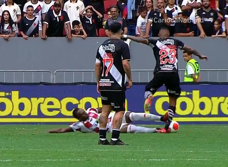 VascainoRevoltz's tweet photo. Alguma duvida nesses lances aqui...
1 - Penalti no David...
2 - Entrada no Erick Marcos pra expulsão...
3 - Entrada no Zé Gabriel pra expulsão...
4 - Jair toca na bola e recebeu vermelho direto...
Sem contar os acréscimos além do tempo sinalizado 

Aqui Bangu 🖕 https://t.co/cIVq24XLWI