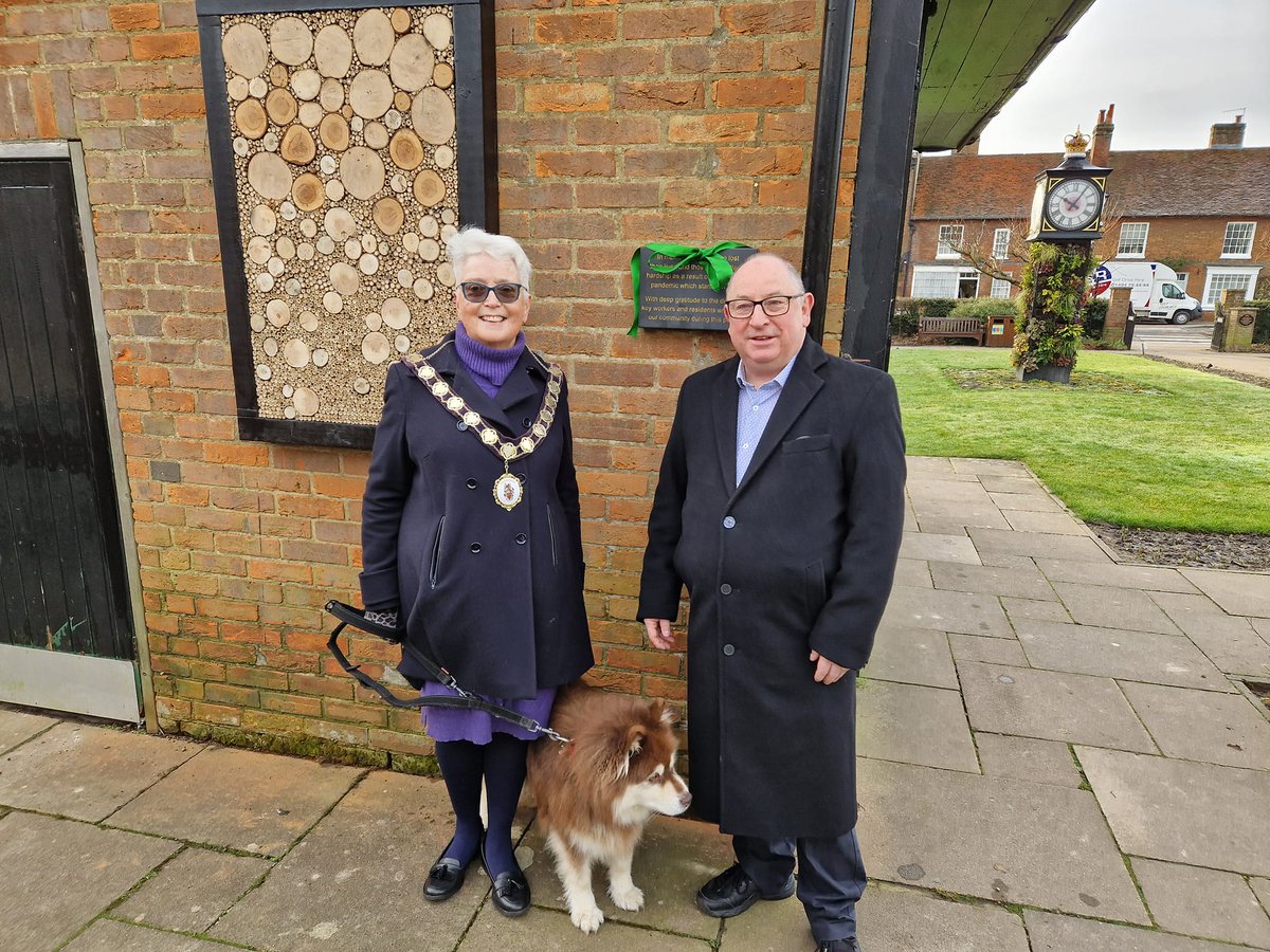 On Saturday, Town Mayor Councillor Elizabeth Shepherd unveiled a plaque in the Memorial Gardens, in memory of those that lost their lives due to the Covid-19 pandemic. #Amersham
More info at amersham-tc.gov.uk