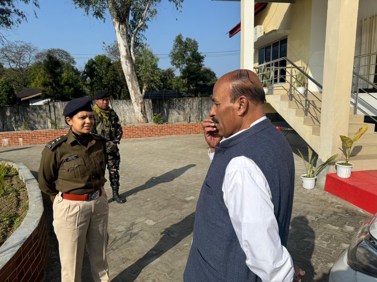 Drvirendrakum13's tweet photo. सामाजिक न्याय और अधिकारिता मंत्रालय @MSJEGOI देश के सभी सीमावर्ती राज्यों में नशामुक्ति के लिए प्रतिबद्ध है और गृह मंत्रालय@HMOIndia के सहयोग से मादक द्रव्यों की तस्करी पर अपेक्षित नियंत्रण भी हुआ है।अरुणाचल प्रदेश में लोअर दिबांग घाटी जिले की पुलिस अधीक्षक श्रीमती आकांक्षा यादव से नशाखोरी और नशे की तस्करी के बारे में चर्चा की।सीमावर्ती राज्यों में नशा मुक्त अभियान में MSJE और गृह मंत्रालय की कार्यप्रणाली के विषय में भी पुलिस अधीक्षक को जानकारी दी ।

@DC_Roing #NashaMuktBharatAbhiyan #BorderAreas #DrugTraffiking #NashaMukti #BJP4IND #MSJE #HMOIndia #BJP4Arunachal @ANI @DDNewslive @UNODC_ROSA @ArunachalCMO
