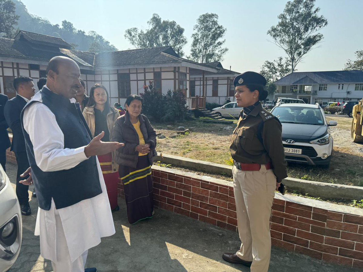Drvirendrakum13's tweet photo. सामाजिक न्याय और अधिकारिता मंत्रालय @MSJEGOI देश के सभी सीमावर्ती राज्यों में नशामुक्ति के लिए प्रतिबद्ध है और गृह मंत्रालय@HMOIndia के सहयोग से मादक द्रव्यों की तस्करी पर अपेक्षित नियंत्रण भी हुआ है।अरुणाचल प्रदेश में लोअर दिबांग घाटी जिले की पुलिस अधीक्षक श्रीमती आकांक्षा यादव से नशाखोरी और नशे की तस्करी के बारे में चर्चा की।सीमावर्ती राज्यों में नशा मुक्त अभियान में MSJE और गृह मंत्रालय की कार्यप्रणाली के विषय में भी पुलिस अधीक्षक को जानकारी दी ।

@DC_Roing #NashaMuktBharatAbhiyan #BorderAreas #DrugTraffiking #NashaMukti #BJP4IND #MSJE #HMOIndia #BJP4Arunachal @ANI @DDNewslive @UNODC_ROSA @ArunachalCMO