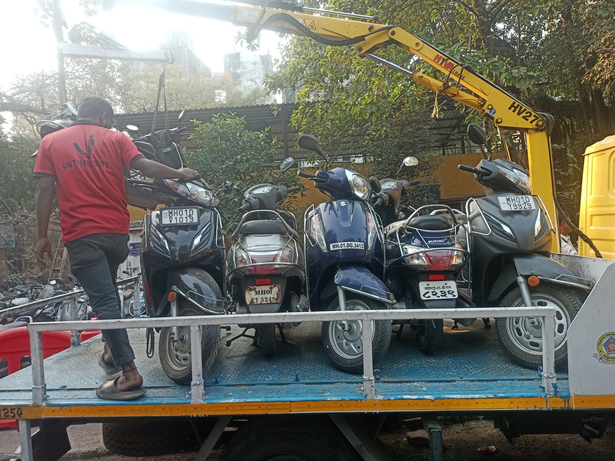 HITESH7666's tweet photo. My bike has been https://t.co/dsw9pKobcO bike not kept on towing vehicle properly my vehicle has get damaged and on towing vehicle they adjusting 6 bike its too  and also i want to know how much vehicle should be on one towing vehicle @CPMumbaiPolice @mumbaitraffic @MumbaiPolice https://t.co/MjKqb9wPPl