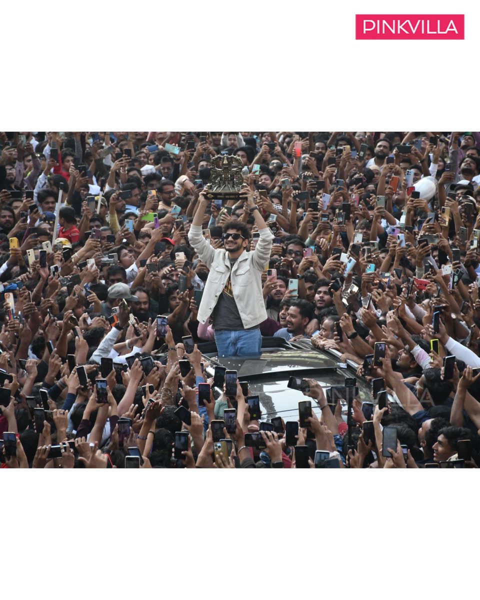 pinkvilla's tweet photo. The unreal craze for #MunawarFaraqui
A roadshow with huge fans in Dongri come to welcome the crowned winner of #BiggBoss17, @munawar0018 🤩

#BiggBoss17GrandFinale #BiggBoss17Finale #BiggBoss17 #BB17WinnerMunawar https://t.co/p3WjJc7ffx