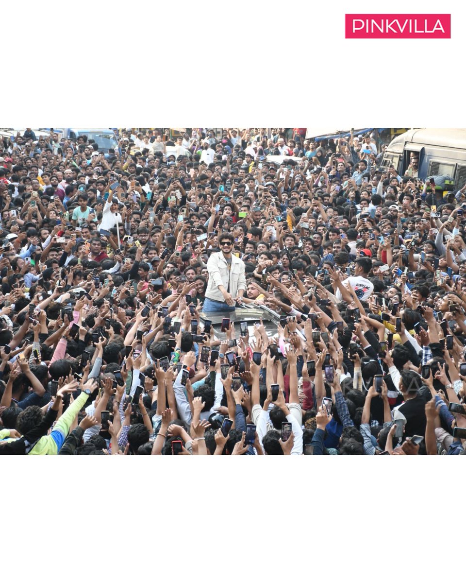 pinkvilla's tweet photo. The unreal craze for #MunawarFaraqui
A roadshow with huge fans in Dongri come to welcome the crowned winner of #BiggBoss17, @munawar0018 🤩

#BiggBoss17GrandFinale #BiggBoss17Finale #BiggBoss17 #BB17WinnerMunawar https://t.co/p3WjJc7ffx