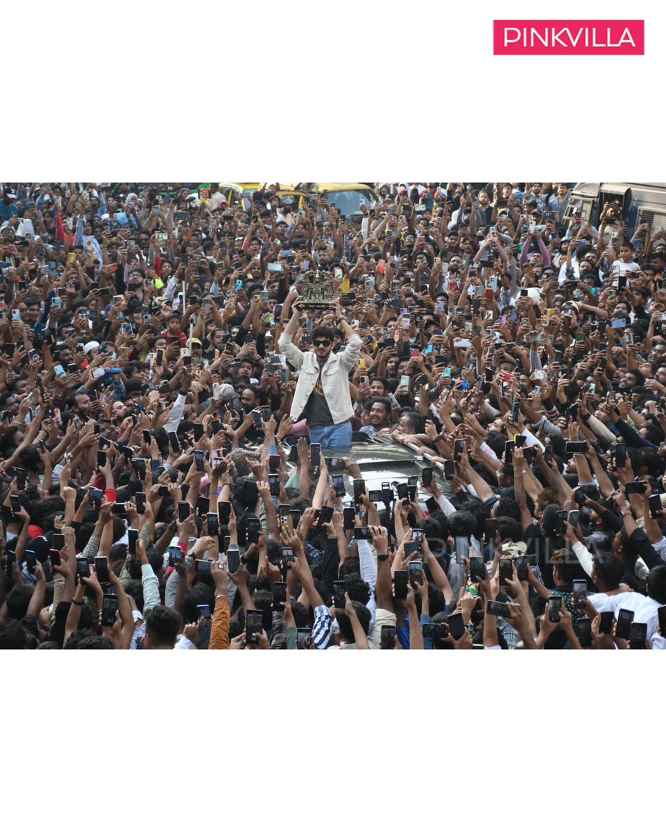 pinkvilla's tweet photo. The unreal craze for #MunawarFaraqui
A roadshow with huge fans in Dongri come to welcome the crowned winner of #BiggBoss17, @munawar0018 🤩

#BiggBoss17GrandFinale #BiggBoss17Finale #BiggBoss17 #BB17WinnerMunawar https://t.co/p3WjJc7ffx