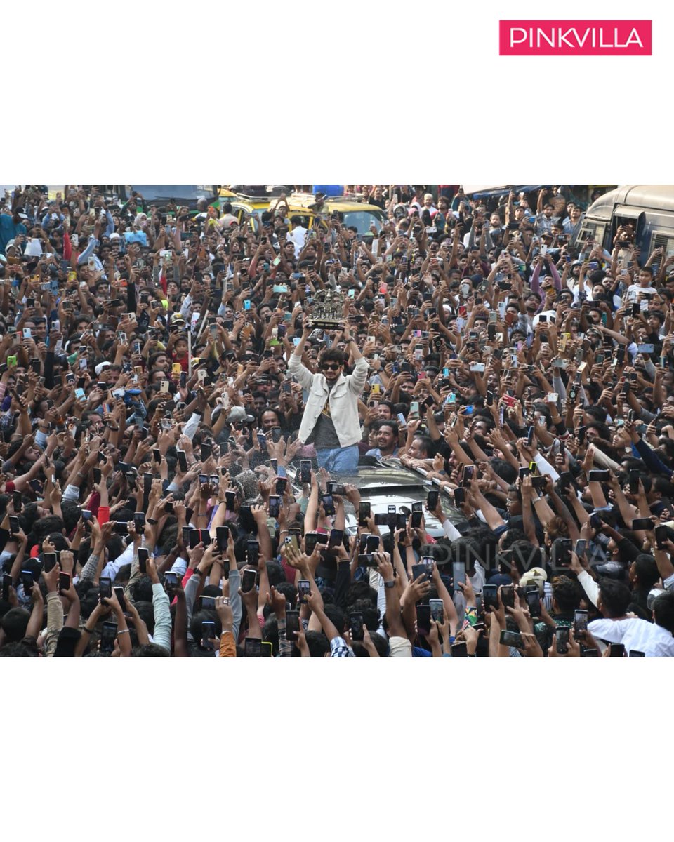 pinkvilla's tweet photo. The unreal craze for #MunawarFaraqui
A roadshow with huge fans in Dongri come to welcome the crowned winner of #BiggBoss17, @munawar0018 🤩

#BiggBoss17GrandFinale #BiggBoss17Finale #BiggBoss17 #BB17WinnerMunawar https://t.co/p3WjJc7ffx