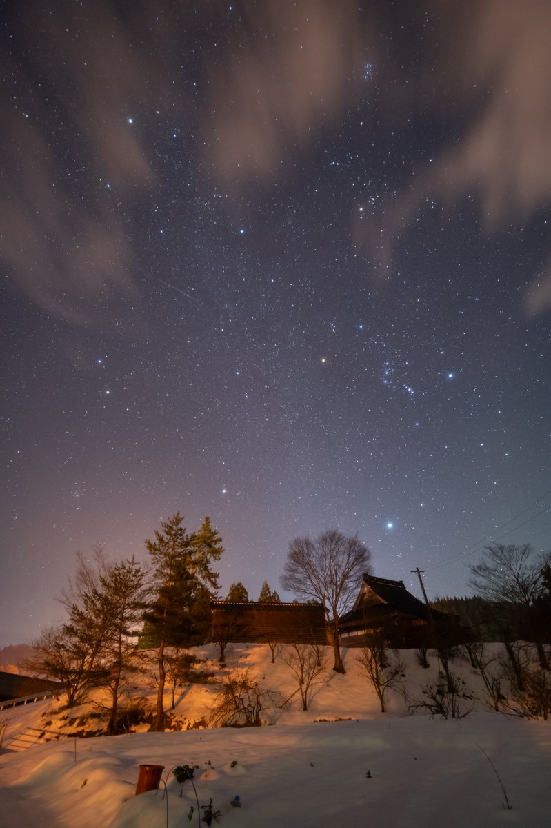 man_ten_bo_shi's tweet photo. 今夜の能登の星空です。
久しぶりにすっきりと晴れて美しい星空が見えています。
日没後の東から南の空には冬の星座たちが勢揃いしています。オリオン座が一番有名ですね。
明るい星は街中でも見えます。スマホの星座アプリを活用して探してみましょう。 https://t.co/NrdHQ0cQdp