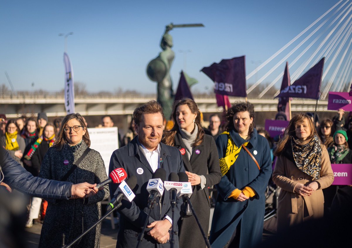 Ruchy miejskie i lewica łączą siły przed wyborami! Dziś pod pomnikiem Syrenki wraz z m. in. <a href="/MagdaBiejat/">Magda Biejat</a> podpisaliśmy Pakt dla Warszawy. Budujemy nową siłę która zmieni Warszawę 💪 Dołączcie do nas! Te wybory to wielka szansa. Dzięki współpracy i różnorodności możemy wspólnie
