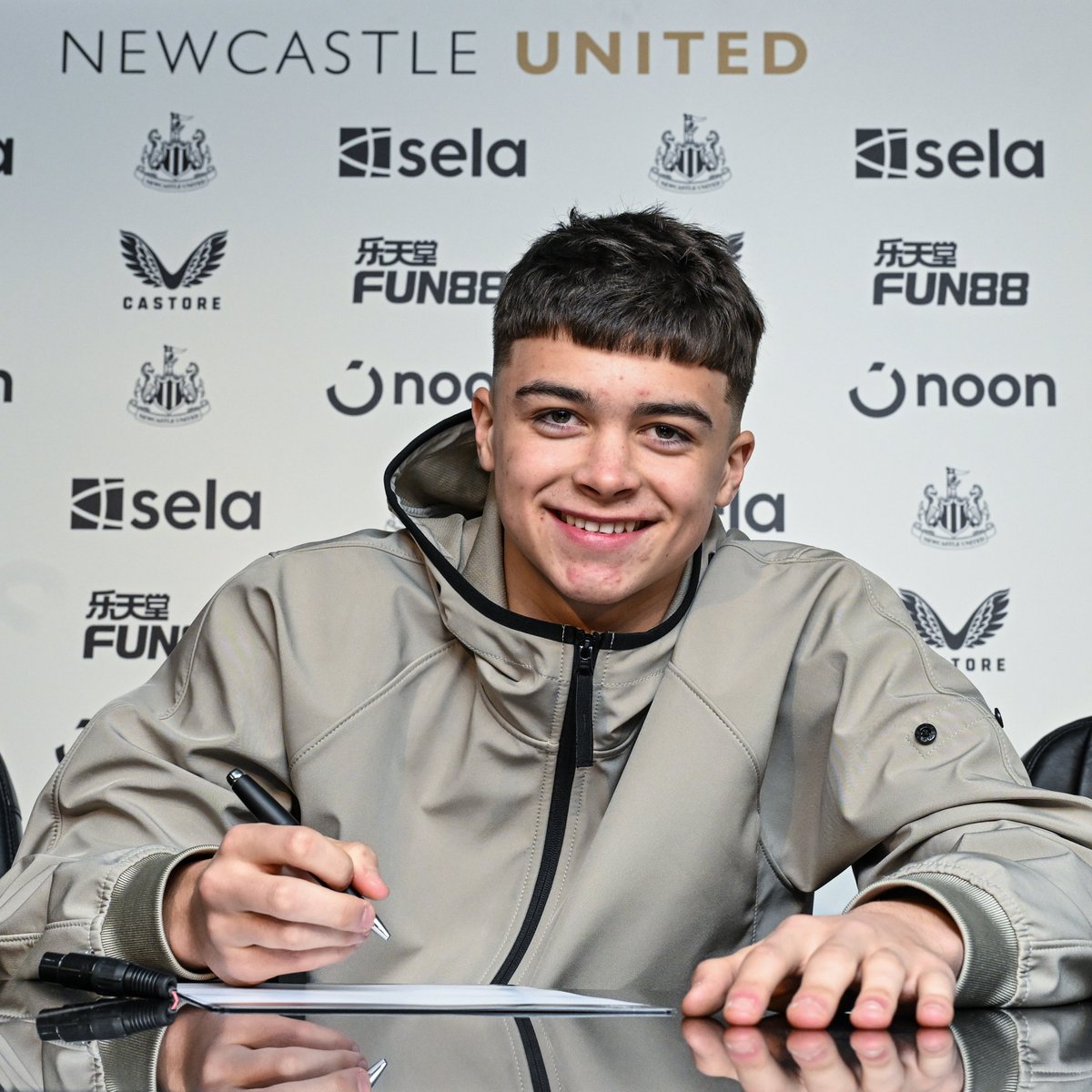 Newcastle United (@nufc) on Twitter photo ✍️ We are delighted to announce that Lewis Miley has signed a new long-term contract!
Congratulations, <a href="/LewisMiley1/">LewisMiley</a>! 🙌 ✍️ We are delighted to announce that Lewis Miley has signed a new long-term contract!
Congratulations, <a href="/LewisMiley1/">LewisMiley</a>! 🙌