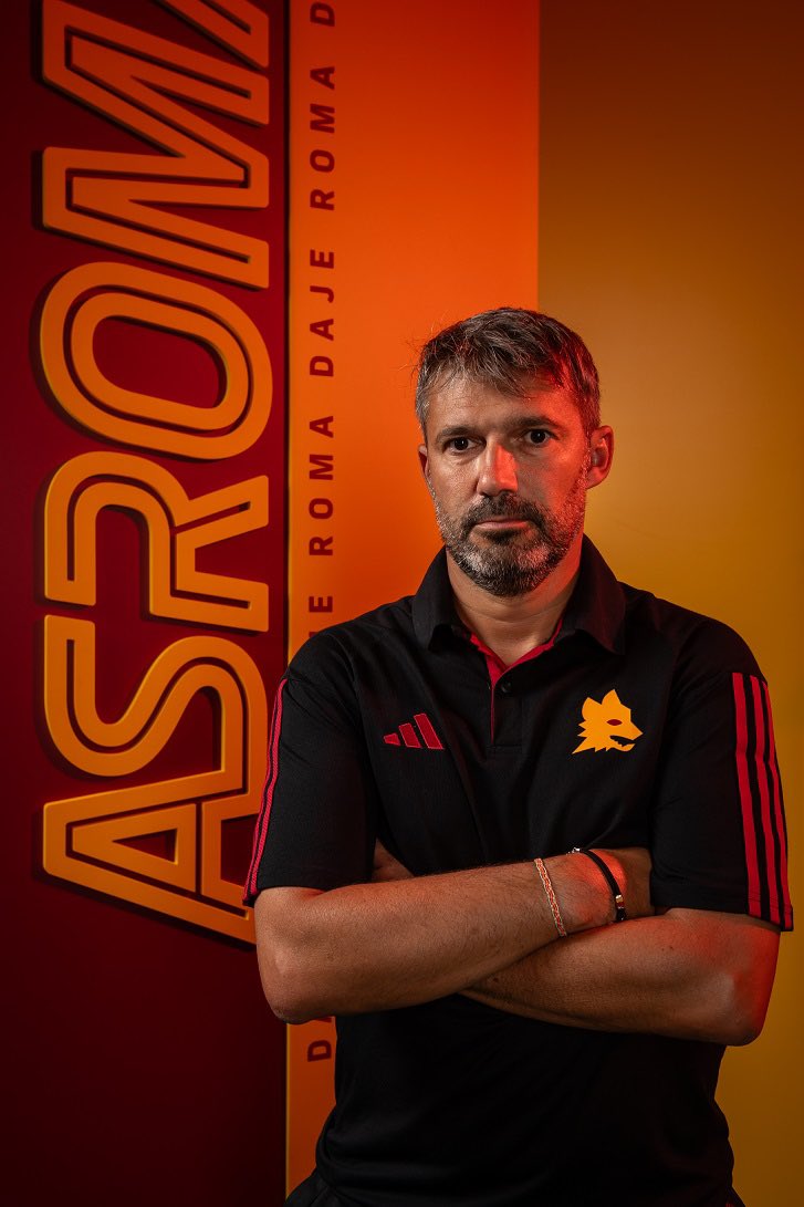 ASRomaFemminile's tweet photo. 🥇 Alessandro Spugna ha vinto la Panchina d’oro della Serie A Femminile 2022-23👏 

Complimenti coach! 🙌

#ASRomaFemminile https://t.co/XX20HjwxdB