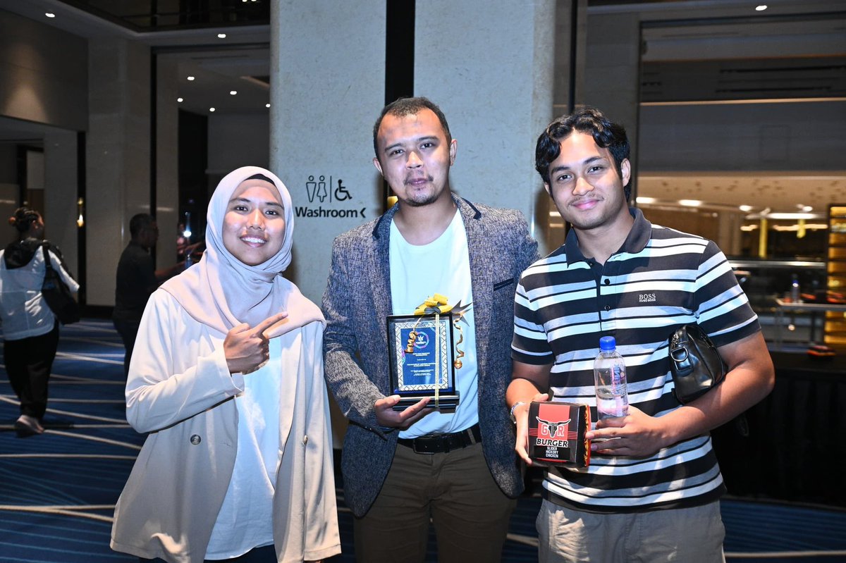 ehmomin's tweet photo. What an event, now we know more!

Increasing awareness in women's football globally is the biggest target, message is simple, and we know exactly what to do already.

Let's get to work.
📸 @tengkuanzarudin 

#altkeeperstoremalaysia
#bolasepak https://t.co/Ipvu6Y8lBw