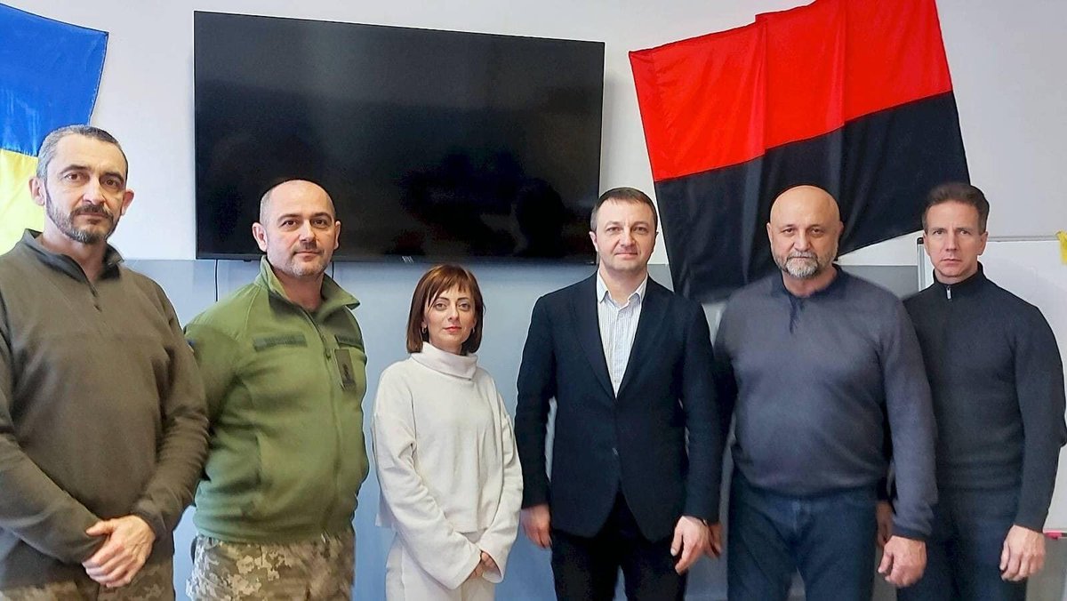 Тарас Кремінь обговорив з військовими важливість застосування державної мови у ЗСУ mova-ombudsman.gov.ua/news/taras-kre…