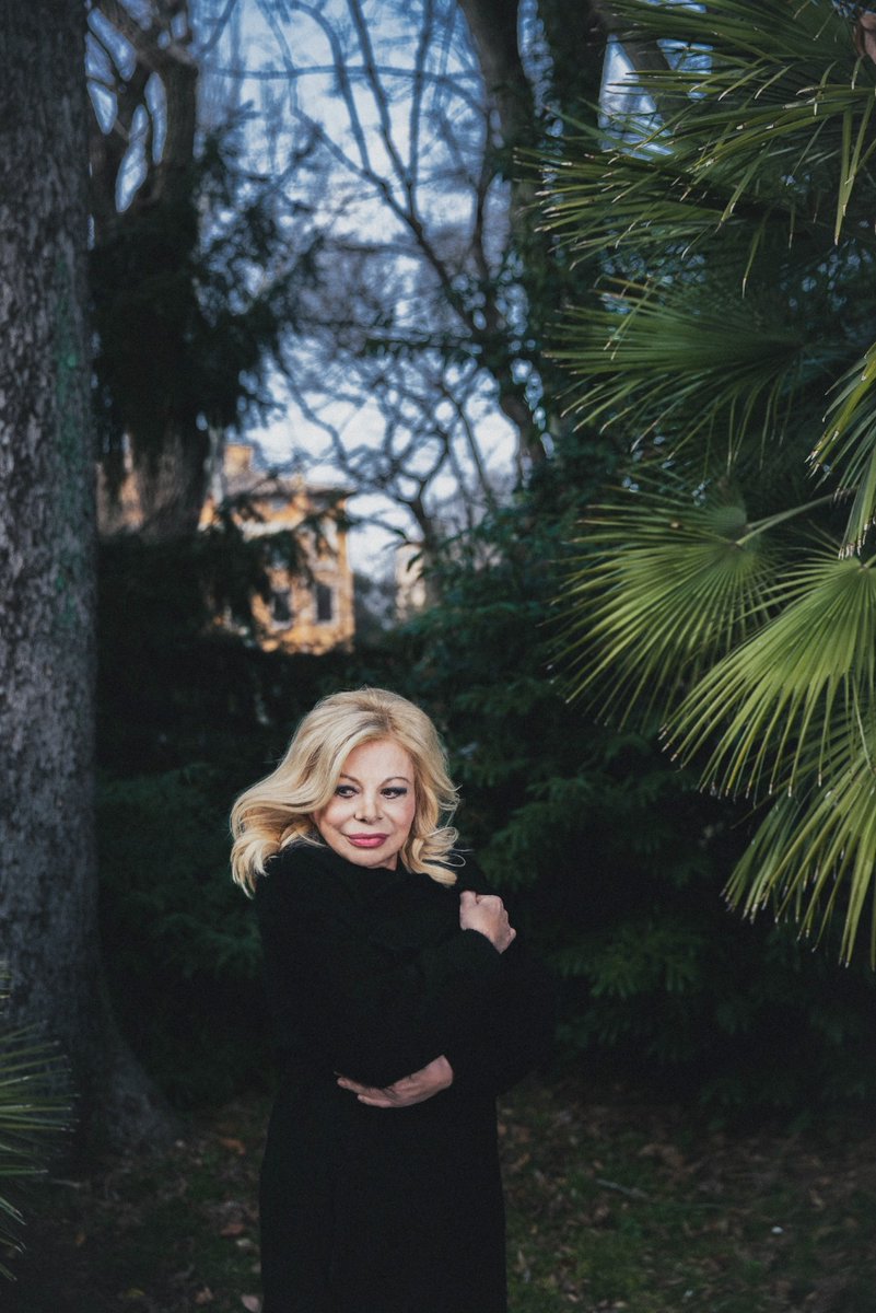 Addio mamma.
Sei di nuovo leggera...Nel vento.🖤💔