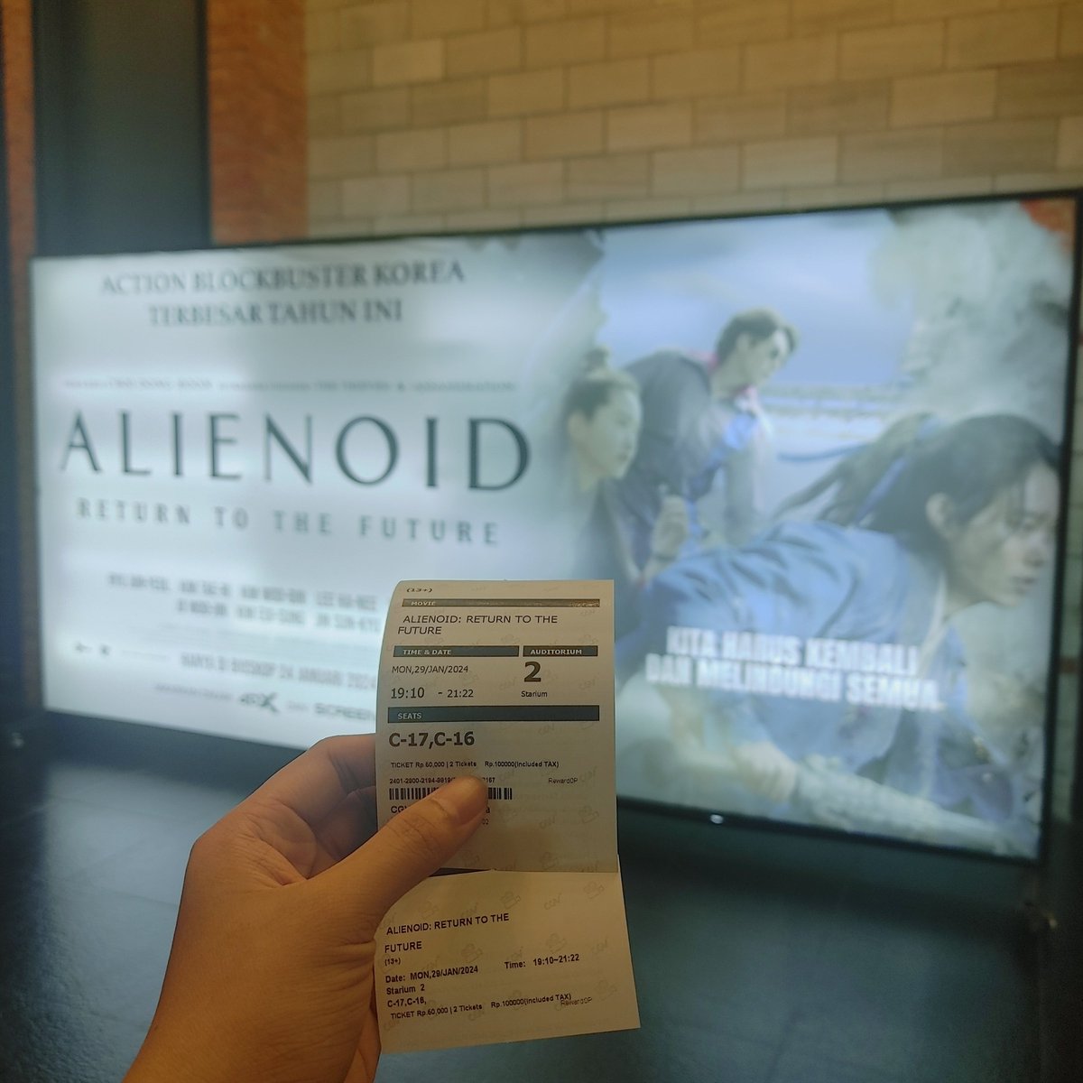 IM HERE ONLY TO SUPPORT MY BELOVED MOM. YUM JUNG AH. 
#염정아 
#YumJungAh
#외계인_2부 
#AlienoidPart2