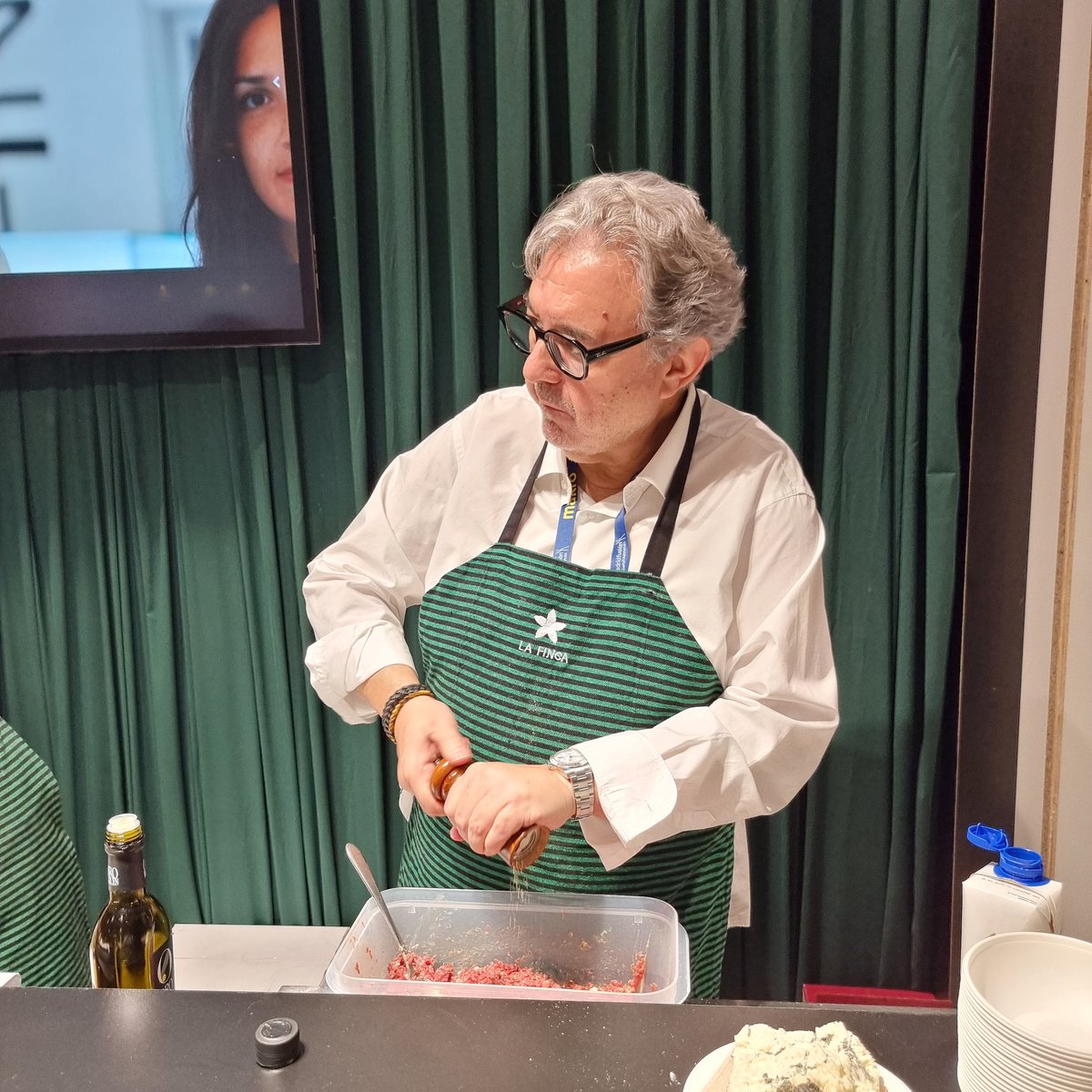 Showcooking de @TasquiEnfrente en el stand de @carnedelafinca en #madridfusion2024