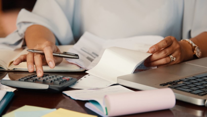 panequeasesores's tweet photo. ¿Declaración de la renta complicada? 
¡Nosotros hacemos que sea fácil!
Con nuestra asesoría maximizamos tus beneficios fiscales, y te evitamos la pérdida de tiempo que supone realizar todos los años la declaración de la renta.
#DeclaraciónDeLaRenta #AsesoríaFiscal #AsesoríaMálaga https://t.co/Q7XKGK6Nx5